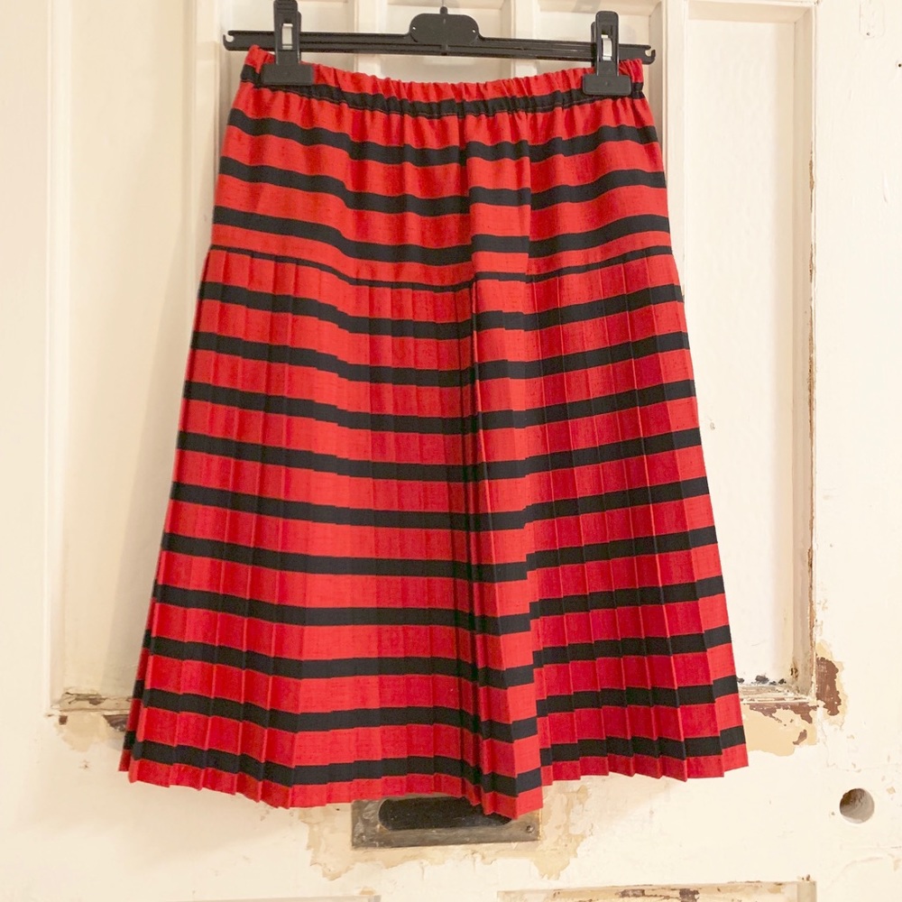 Vintage black and red pleated skirt